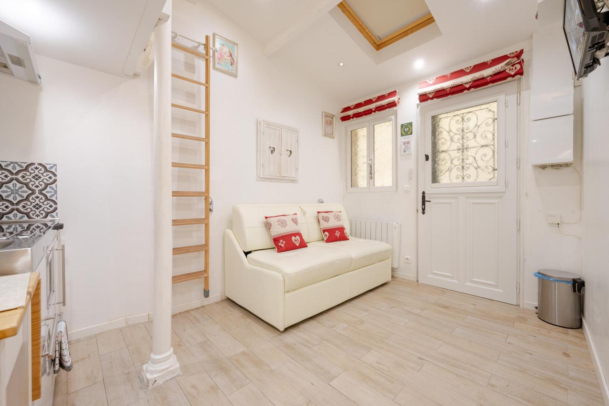 Appartement Superb Tiny House In Heart Of 1st! Parijs